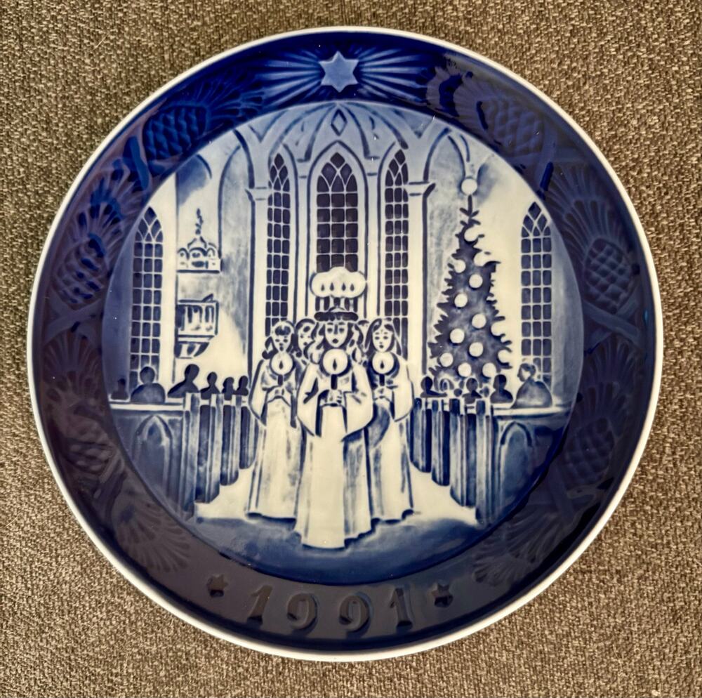 1991 Royal Copenhagen Christmas Plate – "The Festival of Santa Lucia"